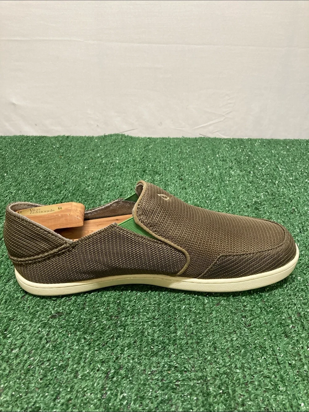 Olukai Men’s Brown Slip-On Loafers with White Sole sz 9 (OKPM09-26)
